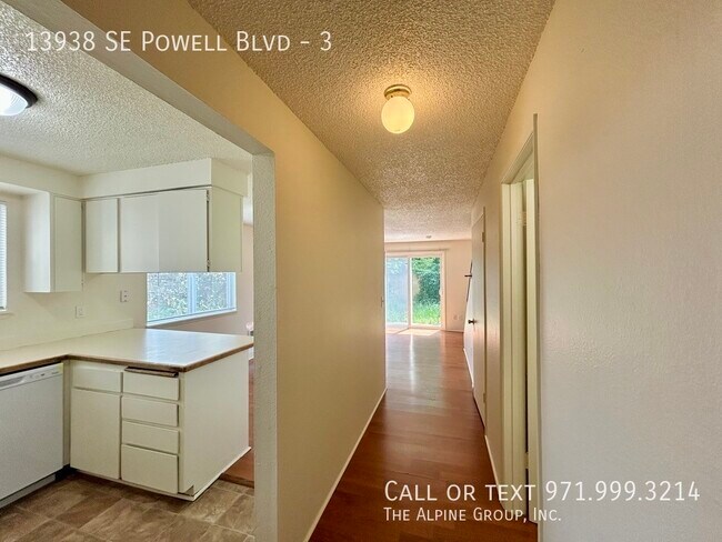 13938 SE Powell Blvd in Portland, OR - Building Photo - Building Photo