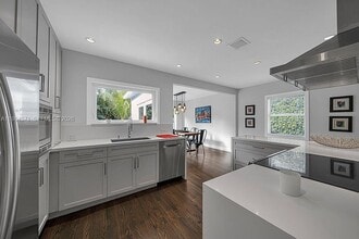 5850 SW 47th St in Miami, FL - Building Photo - Building Photo