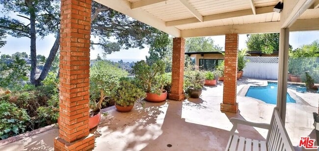 2042 Linda Flora Dr in Los Angeles, CA - Building Photo - Building Photo