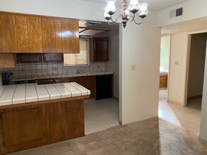 817 Deseret Way in Bakersfield, CA - Building Photo - Building Photo