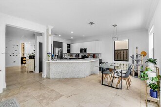 11465 NW 88th Ln in Doral, FL - Building Photo - Building Photo