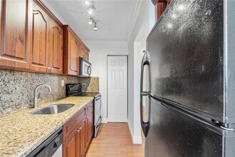 300 Madeira Ave, Unit 201 in Coral Gables, FL - Building Photo - Building Photo