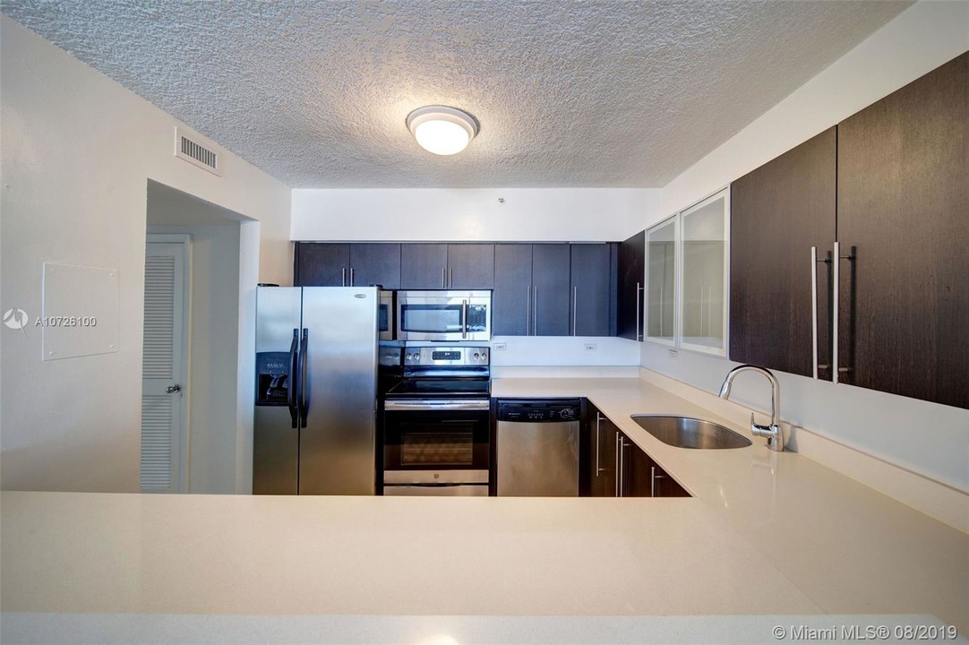 1402 Bay Rd in Miami Beach, FL - Building Photo