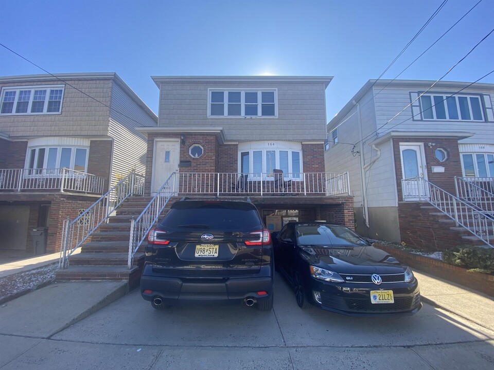 164 W 18th St in Bayonne, NJ - Building Photo