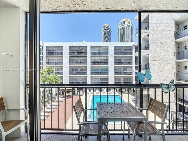 201 178th Dr in Sunny Isles Beach, FL - Building Photo - Building Photo