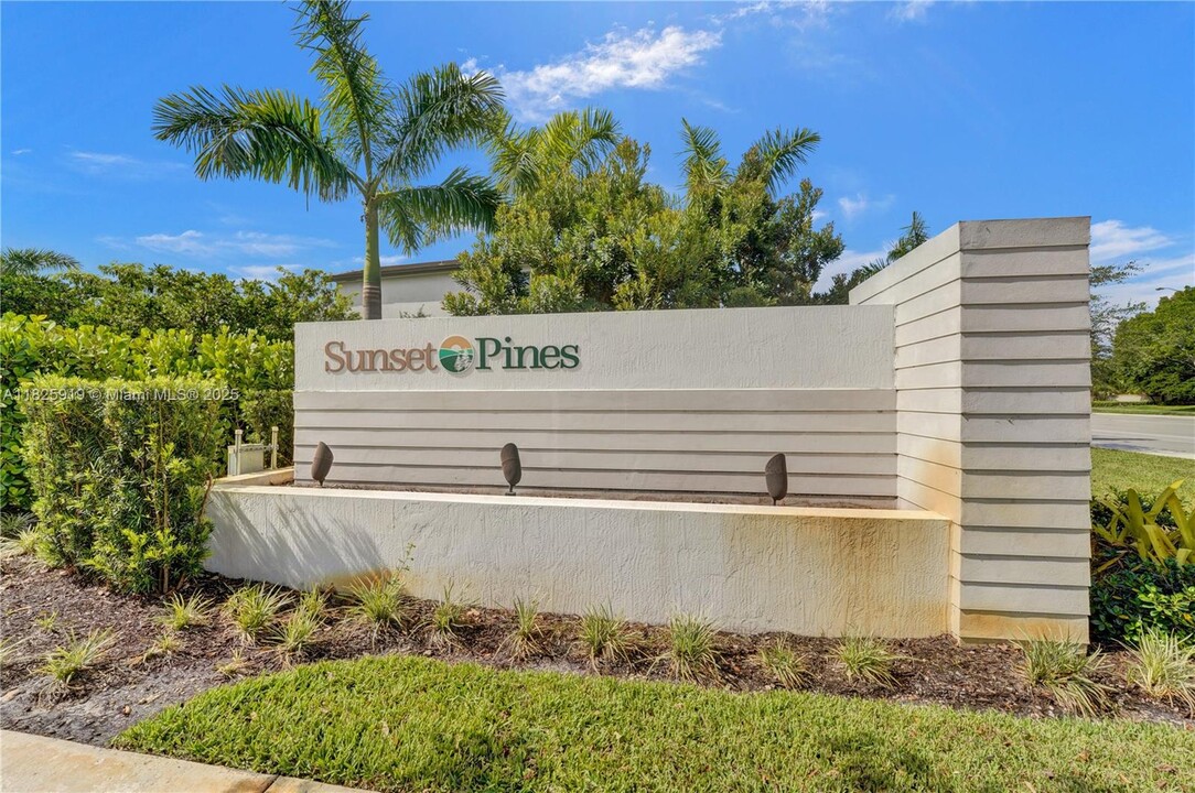 242 SW 159th Ln in Pembroke Pines, FL - Building Photo