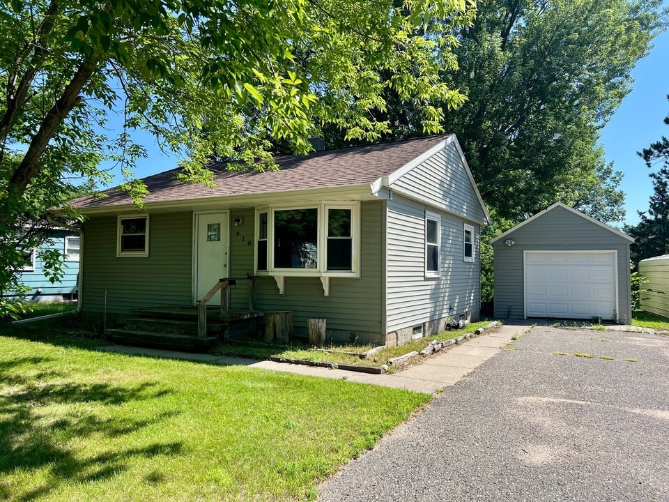 910 Clover Ln in Grand Rapids, MN - Building Photo