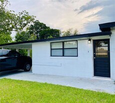 2400 Lake Sunset Dr in Orlando, FL - Building Photo