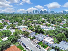 534 NW 50th St in Miami, FL - Foto de edificio - Building Photo