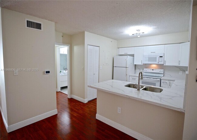 4360 NW 107th Ave in Doral, FL - Foto de edificio - Building Photo