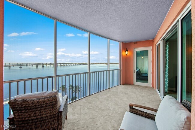 2745 First St in Ft. Myers, FL - Foto de edificio - Building Photo