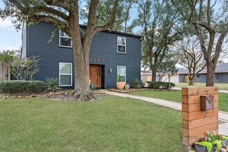 5885 Woodway Dr in Beaumont, TX - Building Photo - Building Photo