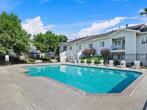 Cedar Square in Boise, ID - Foto de edificio - Building Photo