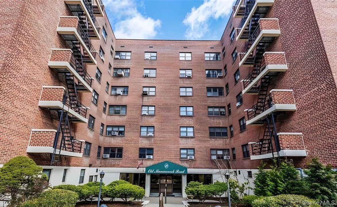 19 Old Mamaroneck Rd in White Plains, NY - Building Photo