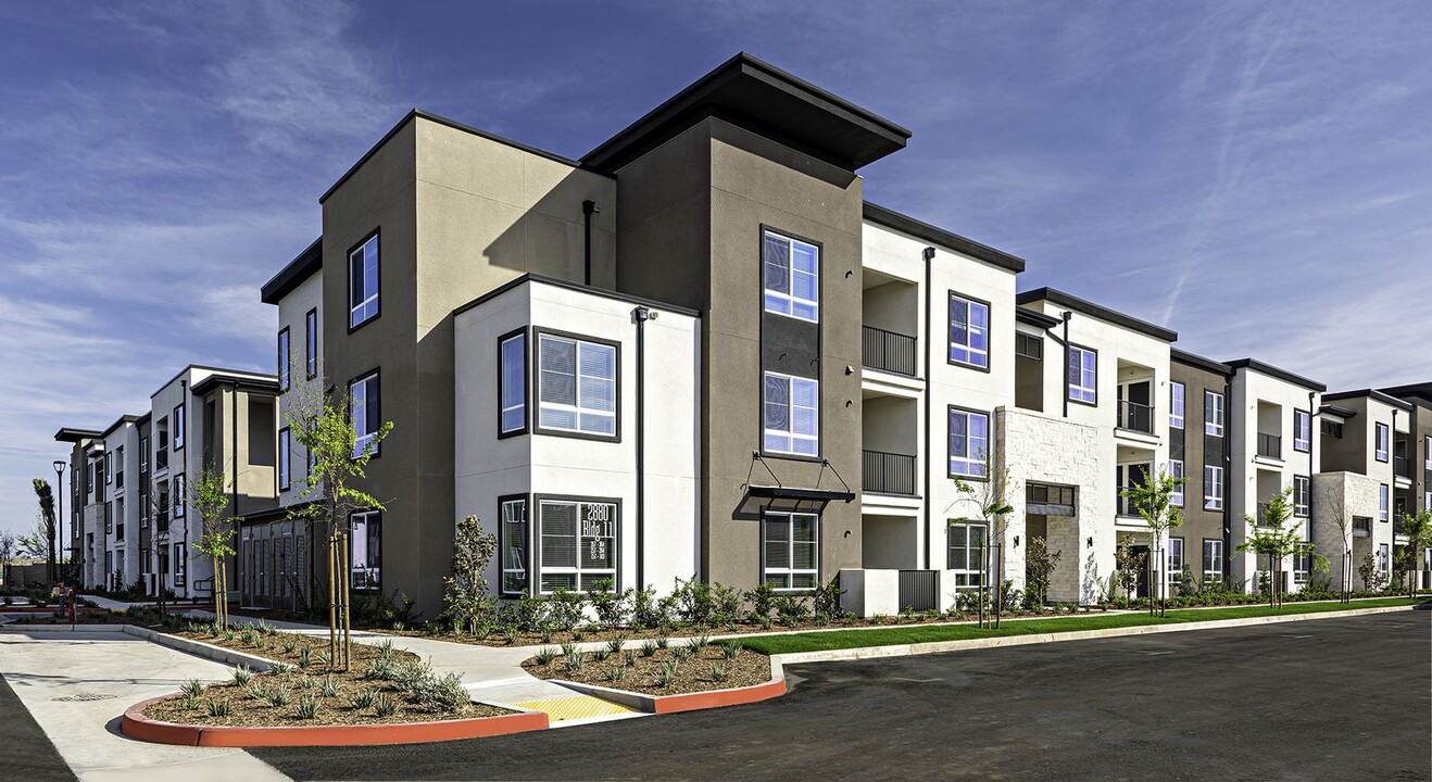 The Residences at The Row in Fresno, CA - Building Photo