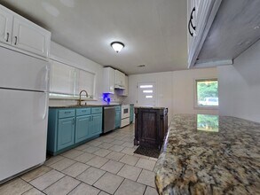 444 E Pennsylvania St in Van, TX - Building Photo - Building Photo
