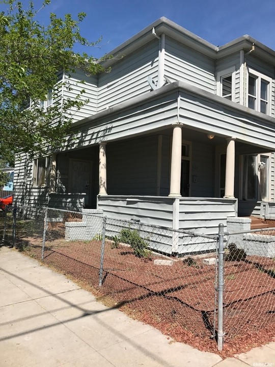 401 E Jackson St in Stockton, CA - Building Photo