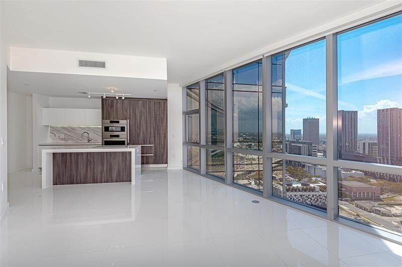 851 NE 1st Ave, Unit 1702 in Miami, FL - Building Photo