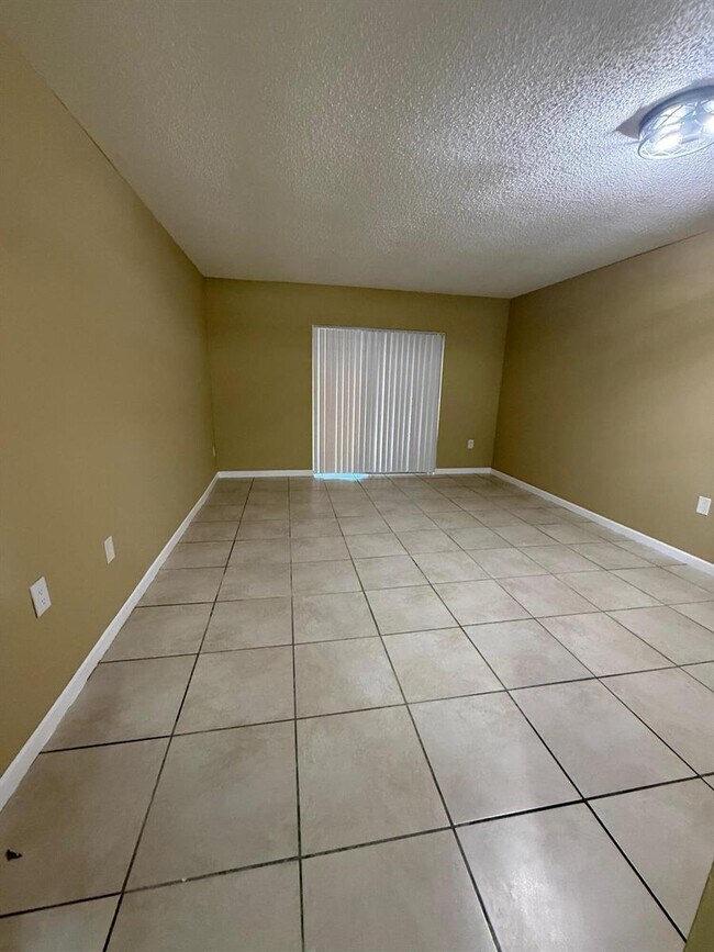 4334 NW 9th Ave in Deerfield Beach, FL - Building Photo - Building Photo