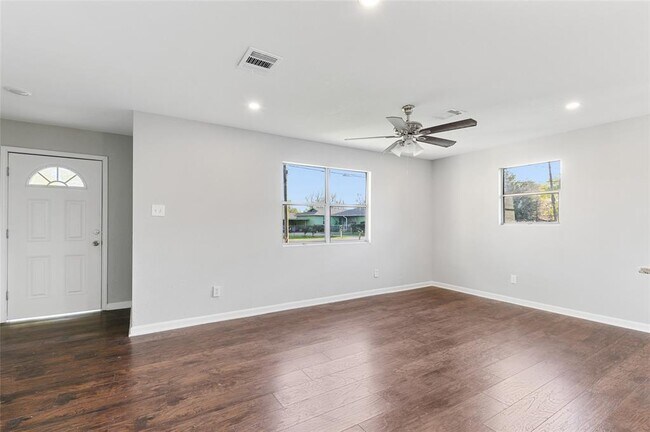 986 Dewalt St photo'