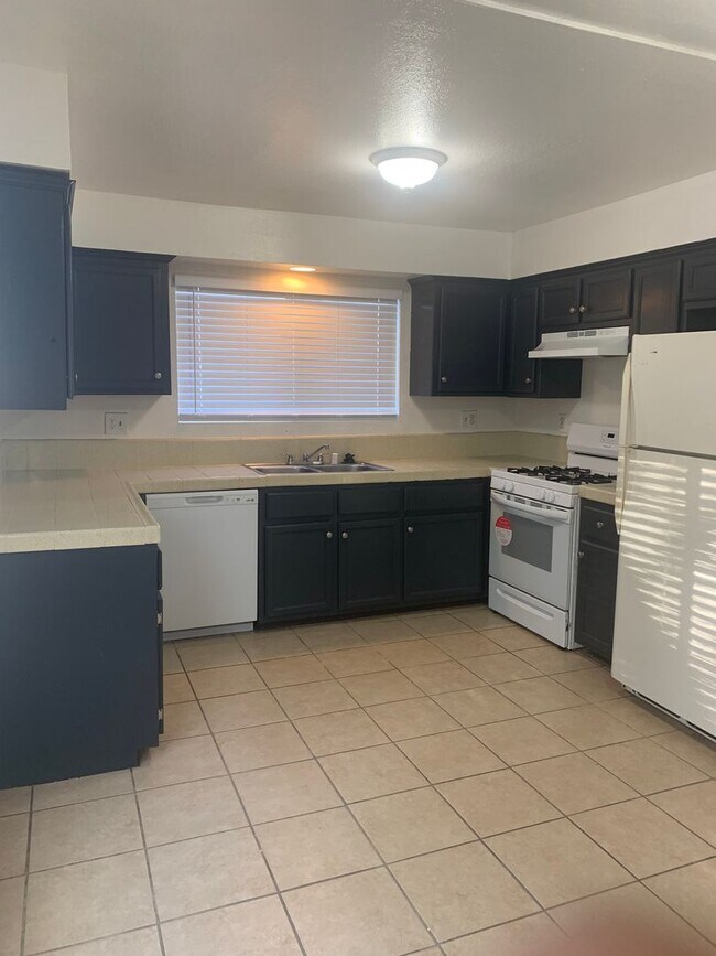 6008 Hill Dale Ct in Bakersfield, CA - Building Photo - Building Photo