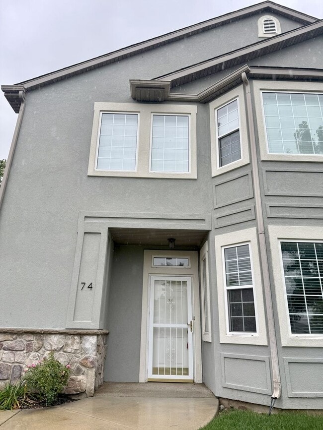 property at 74 Courtyard Ln E