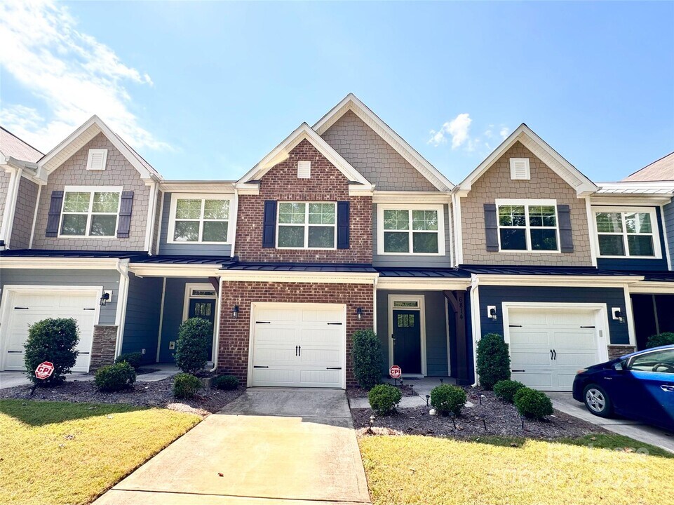 6814 Harris Bay Rd in Charlotte, NC - Building Photo
