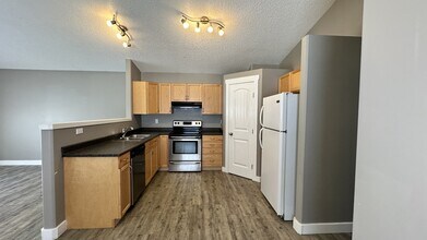 11238 B 75 Ave in Grande Prairie, AB - Building Photo - Building Photo
