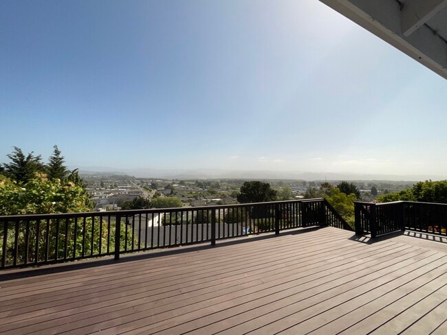 1945 Scenic Dr