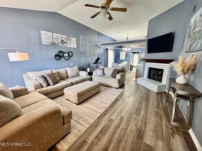 1096 W E Ross Pkwy in Southaven, MS - Building Photo - Building Photo