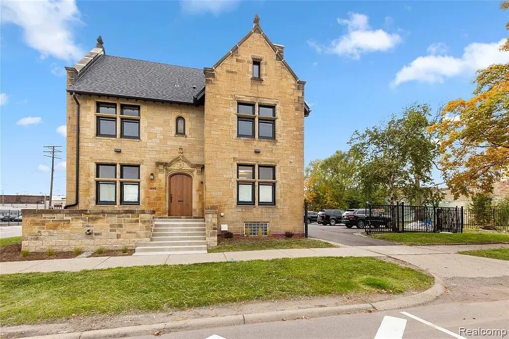 3040 E Grand Blvd, Unit 202 in Detroit, MI - Foto de edificio