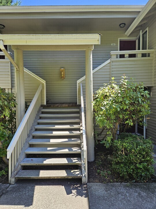 9009 Avondale Rd NE in Redmond, WA - Building Photo
