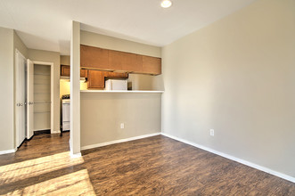 Rolling Oaks Apartment Homes in Giddings, TX - Building Photo - Building Photo