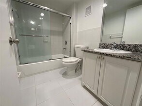 19455 NE 10th Ave, Unit 4-407 in Miami, FL - Building Photo - Building Photo