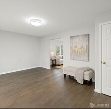 7 Tiger Lilly Ct in Sayreville, NJ - Building Photo - Building Photo