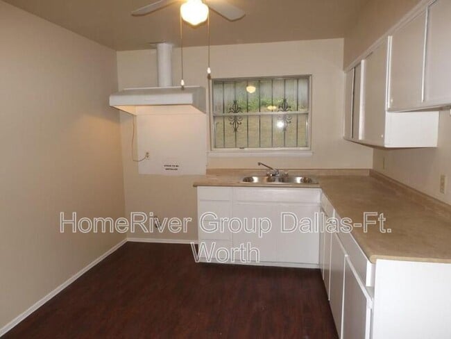 5720 Bluffman Dr in Dallas, TX - Building Photo - Building Photo