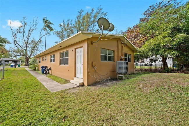 1429 NE 118th Terrace in Miami, FL - Building Photo - Building Photo