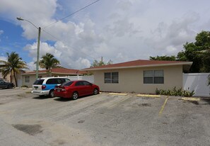 721-725 NE 23rd Dr in Wilton Manors, FL - Building Photo