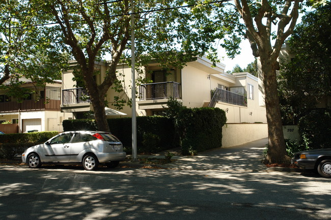 701 Highland Ave in San Mateo, CA - Building Photo - Building Photo