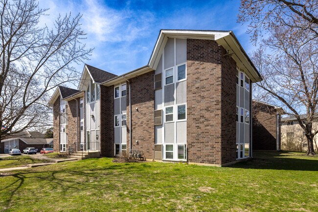 Hickory Manor in Waukegan, IL - Building Photo - Primary Photo