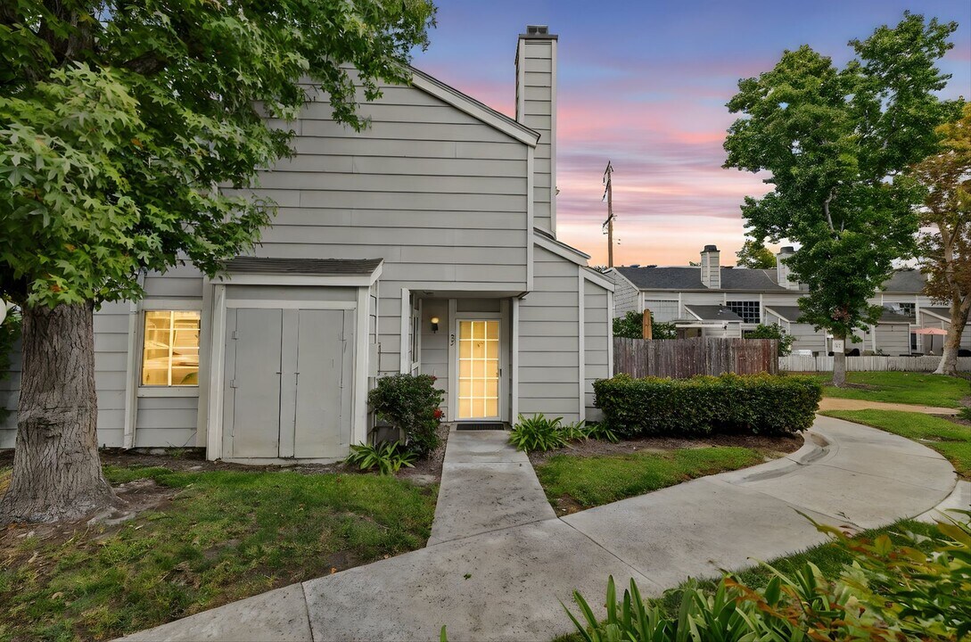 2400 W Orangethorpe Ave in Fullerton, CA - Building Photo