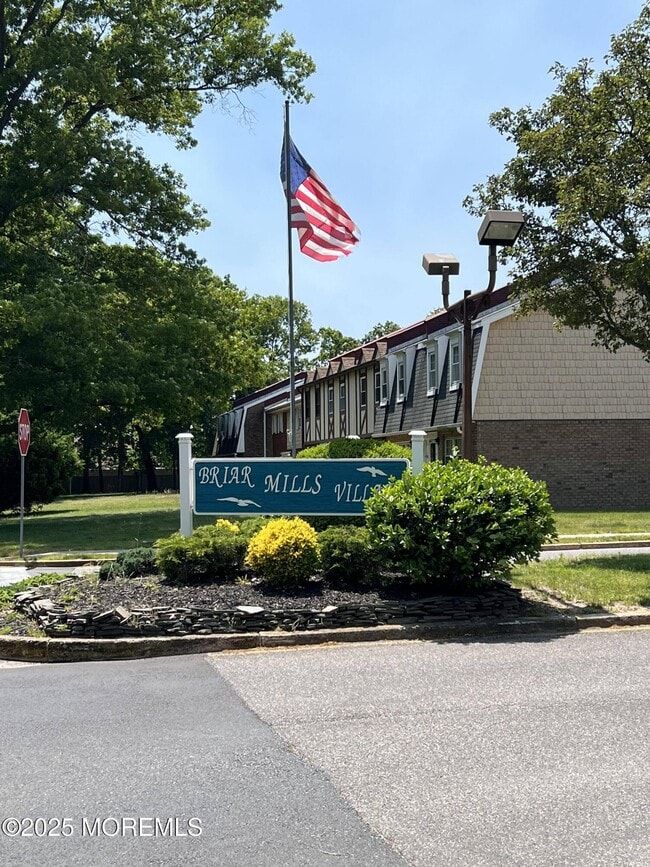 property at 15 Briar Mills Dr
