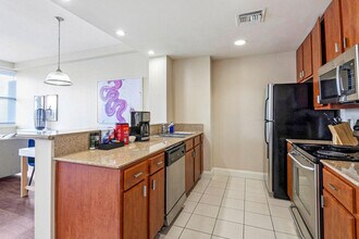 925 Common St in New Orleans, LA - Building Photo - Building Photo