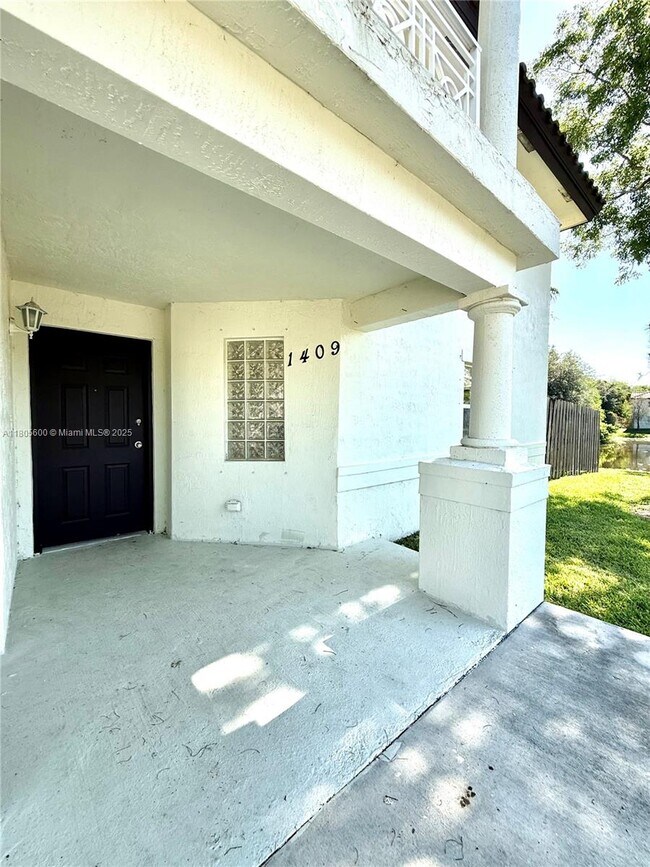 8851 NW 110 Pl in Doral, FL - Building Photo - Building Photo