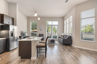 1050 Galatyn Pkwy in Richardson, TX - Foto de edificio - Building Photo