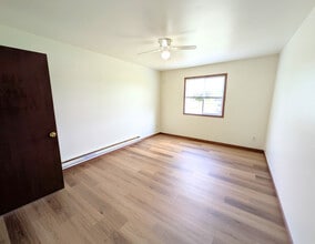 Sunset Lane Apartments in Waunakee, WI - Foto de edificio - Building Photo