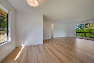 2802 24th Ave W in Seattle, WA - Building Photo - Building Photo