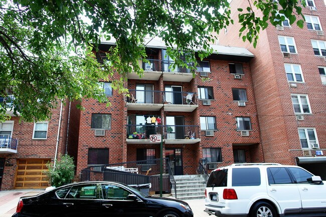 14434 37th Ave in Flushing, NY - Foto de edificio - Building Photo