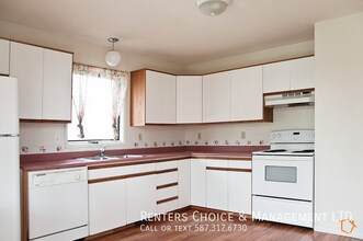Roomy Half Duplex Near Schools & Amenities in Lethbridge, AB - Building Photo - Building Photo