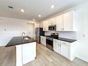 6013 Alfred Acrs Dr in Del Valle, TX - Foto de edificio - Building Photo